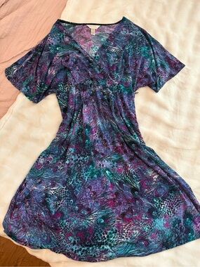 THREE SEASONS MATERNITY Peacock Feather V-Neck Dress ✨